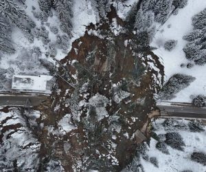 Кметът на Смолян иска спешни мерки от АПИ и Правителството за свлачището