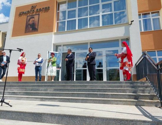 Официално откриха обновената сграда на СУ „Христо Ботев“ в Девин
