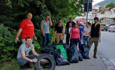 Еколози почистиха района около сградата на РИОСВ-Смолян
