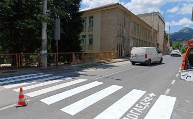 Община Смолян обновява пешеходните пътеки