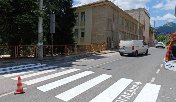 Община Смолян обновява пешеходните пътеки
