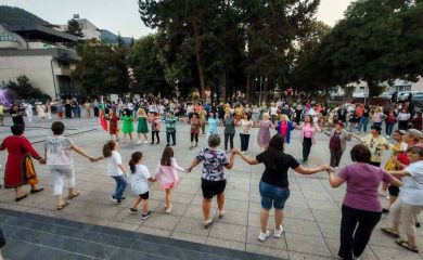 Родопски песни, танци и кулинарна изложба завладяха Девин
