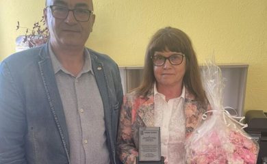 Кметът на Доспат удостои директорката на ДГ „Слънце“ с почетен плакет