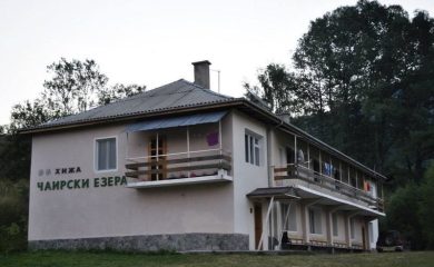 Родопската хижа “Чаирски езера” над село Мугла се продава