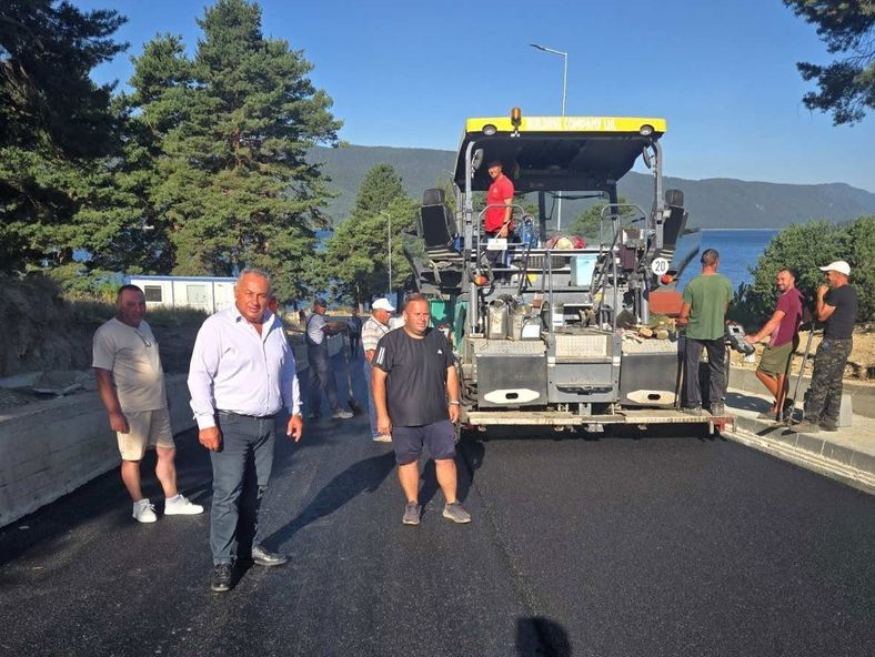 Кметът на Доспат инспектира асфалтирането на новата улица „Панорамен път“