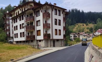 Нов асфалт и тротоари на улица „Съединение“ в Чепеларе