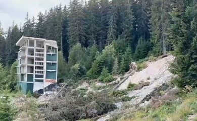 Възстановиха далекопровода над свлачището край Пампорово