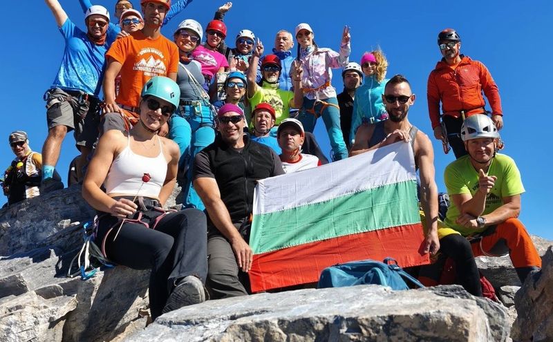Алпинисти от Смолян изкачиха планината Олимп в Гърция на 2918 метра