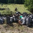 Доброволци почистиха тонове отпадъци в Родопите