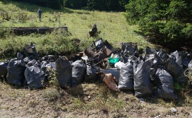 Доброволци почистиха тонове отпадъци в Родопите