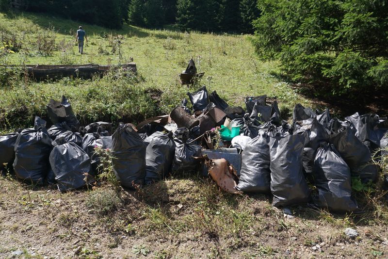 Доброволци почистиха тонове отпадъци в Родопите