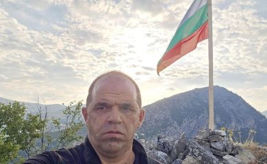 Патриотично! Родопчанин постави български знамена по върховете край Забърдо