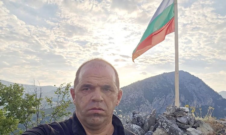 Патриотично! Родопчанин постави български знамена по върховете край Забърдо