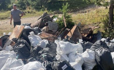 Изчистиха няколко тона отпадъци край хижите „Кабата“ и „Персенк“ в Родопите