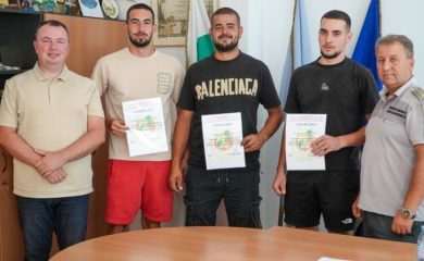 Отличиха трима младежи от Баните за смелoст и доблест при пожар