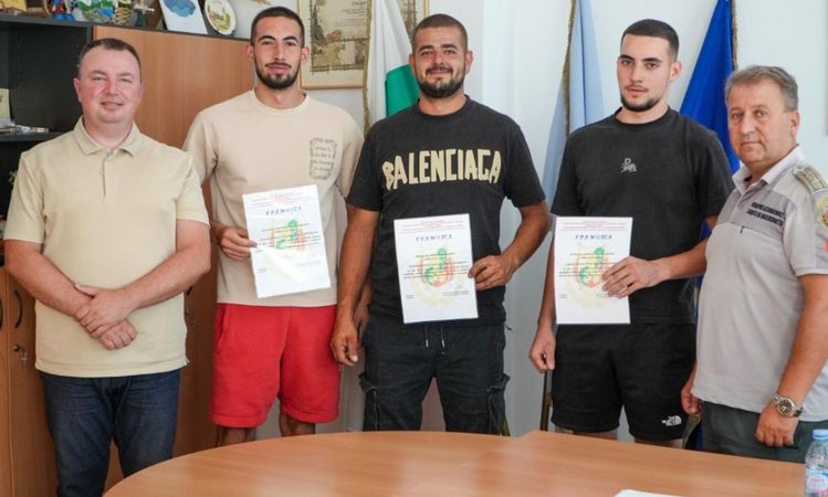 Отличиха трима младежи от Баните за смелoст и доблест при пожар