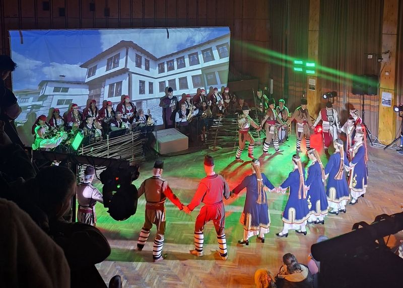 Ансамбъл “Родопа” направи истински фолклорен празник в Широка лъка