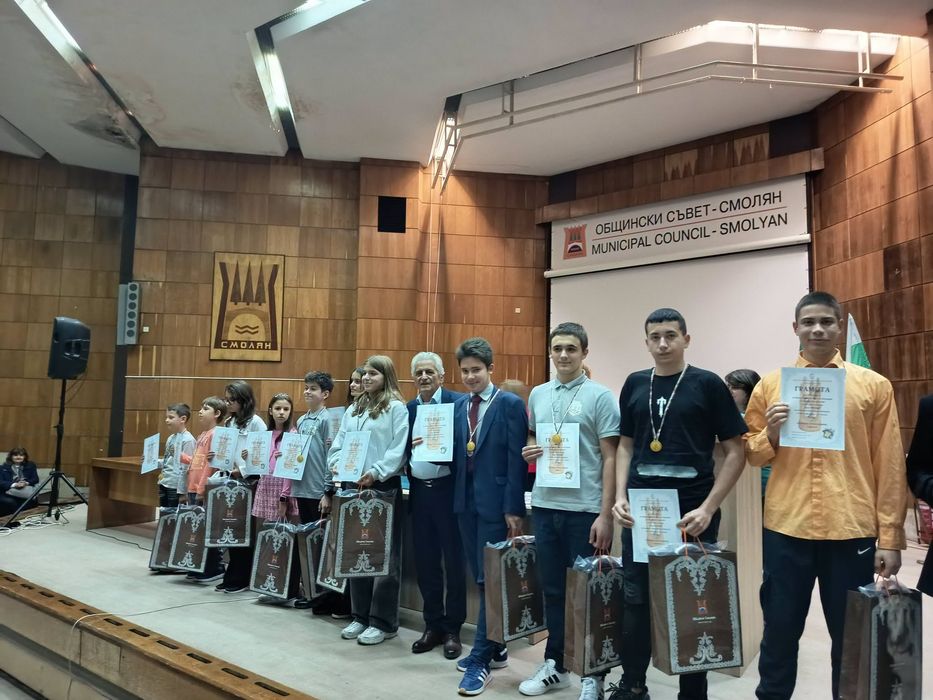 В Смолян наградиха победителите в математическото състезание „Стоян Попратилов“