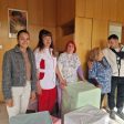 Младо семейство сподели сватбеното си щастие с новородените в Смолян