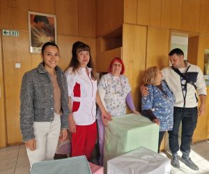 Младо семейство сподели сватбеното си щастие с новородените в Смолян