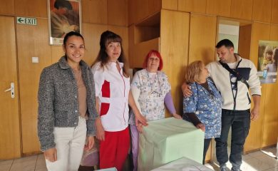 Младо семейство сподели сватбеното си щастие с новородените в Смолян